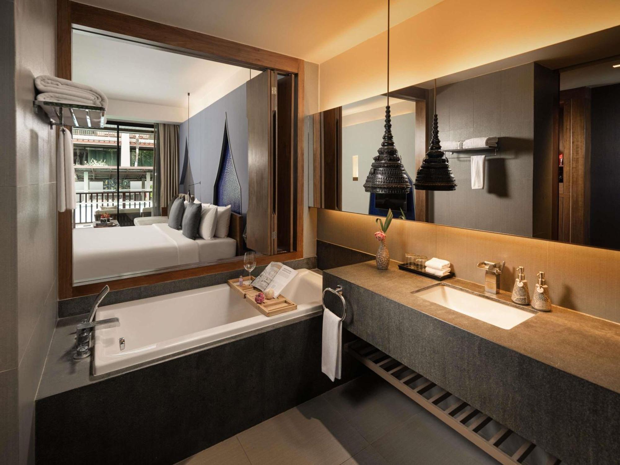 Deluxe King Room Pool Access