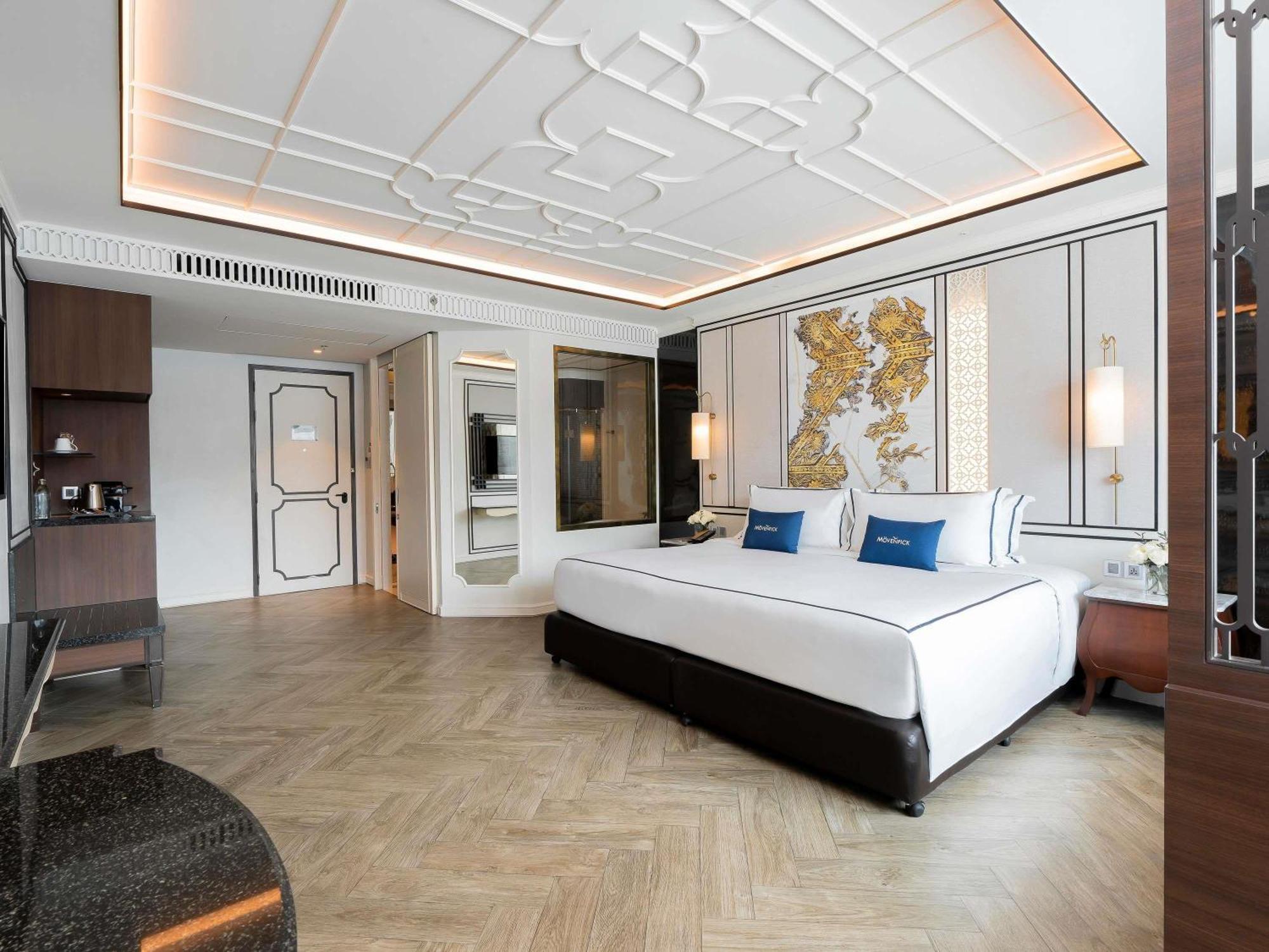Deluxe King Room Pool View