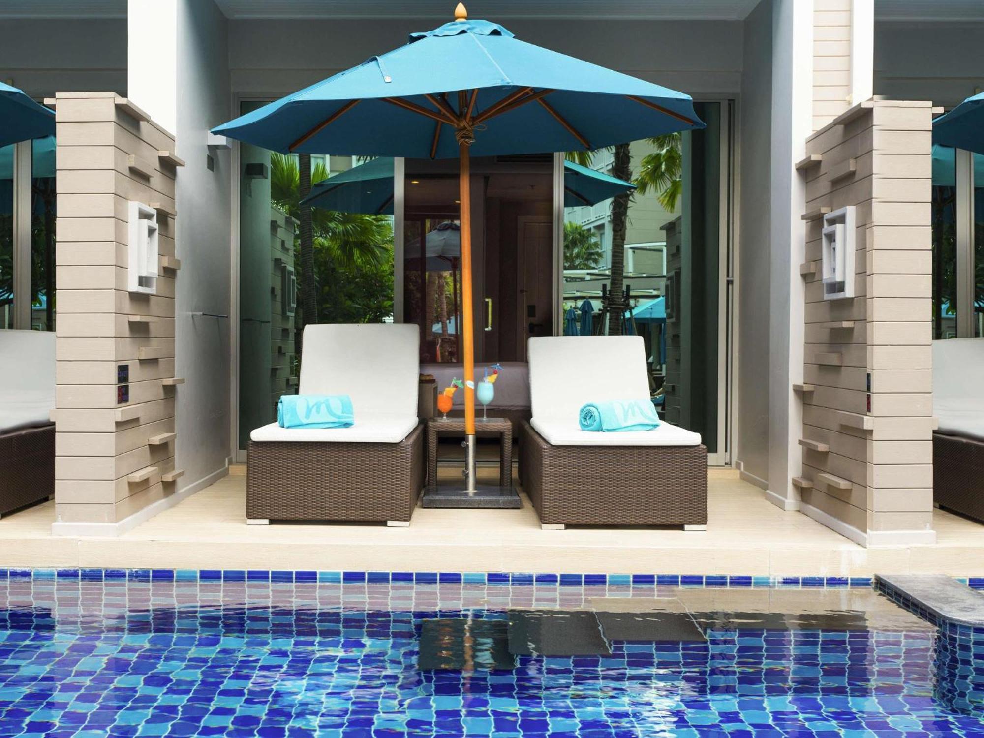 Deluxe King Room Pool Access