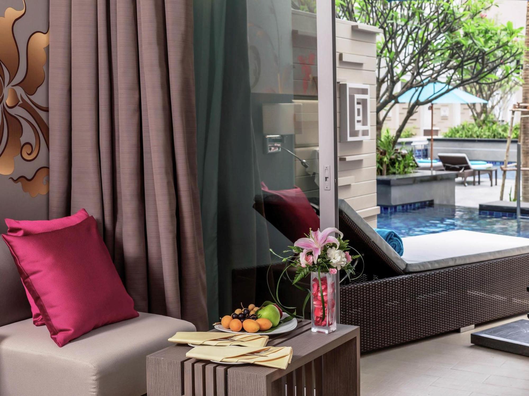 Deluxe King Room Pool Access