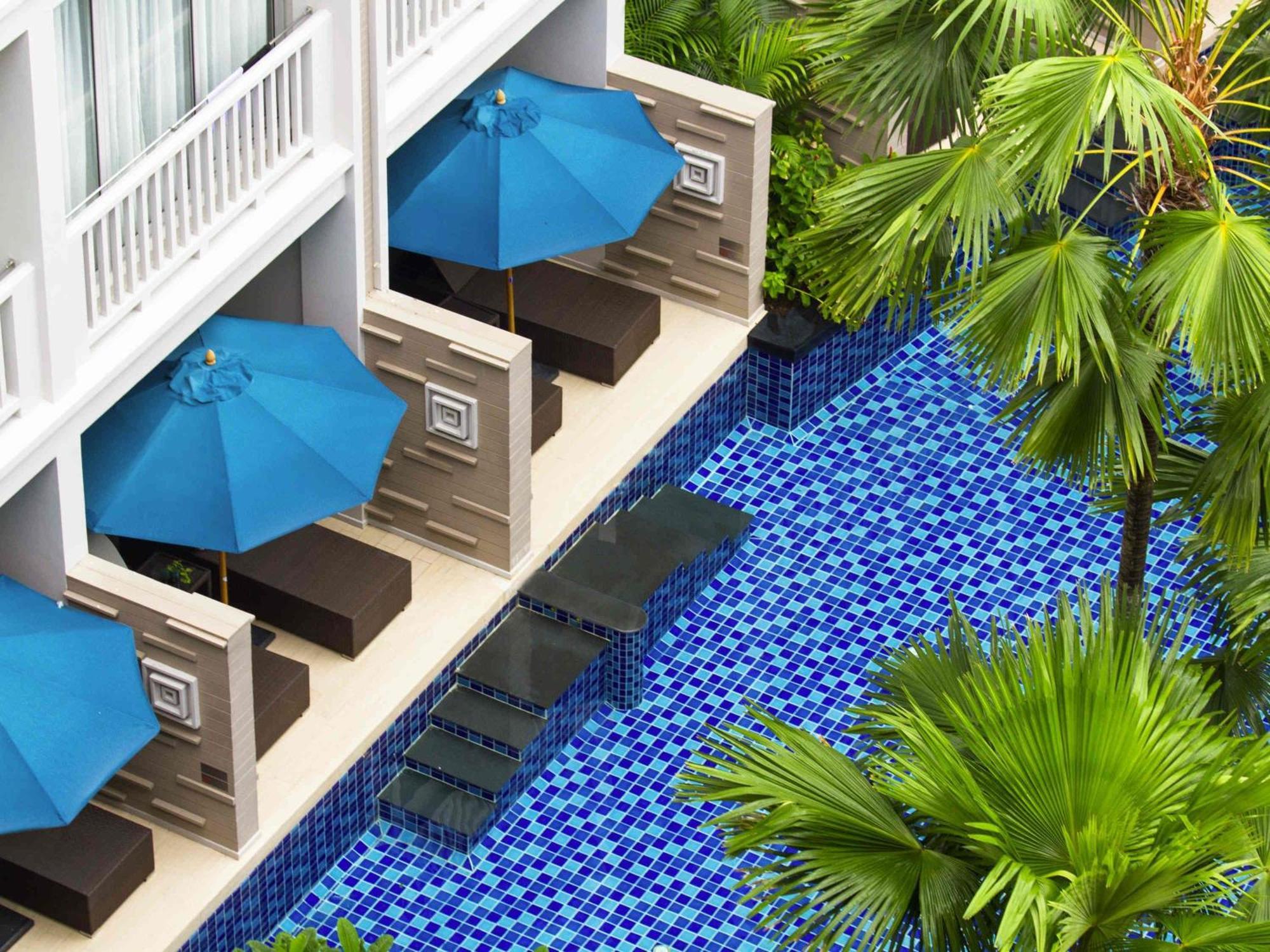 Deluxe King Room Pool Access