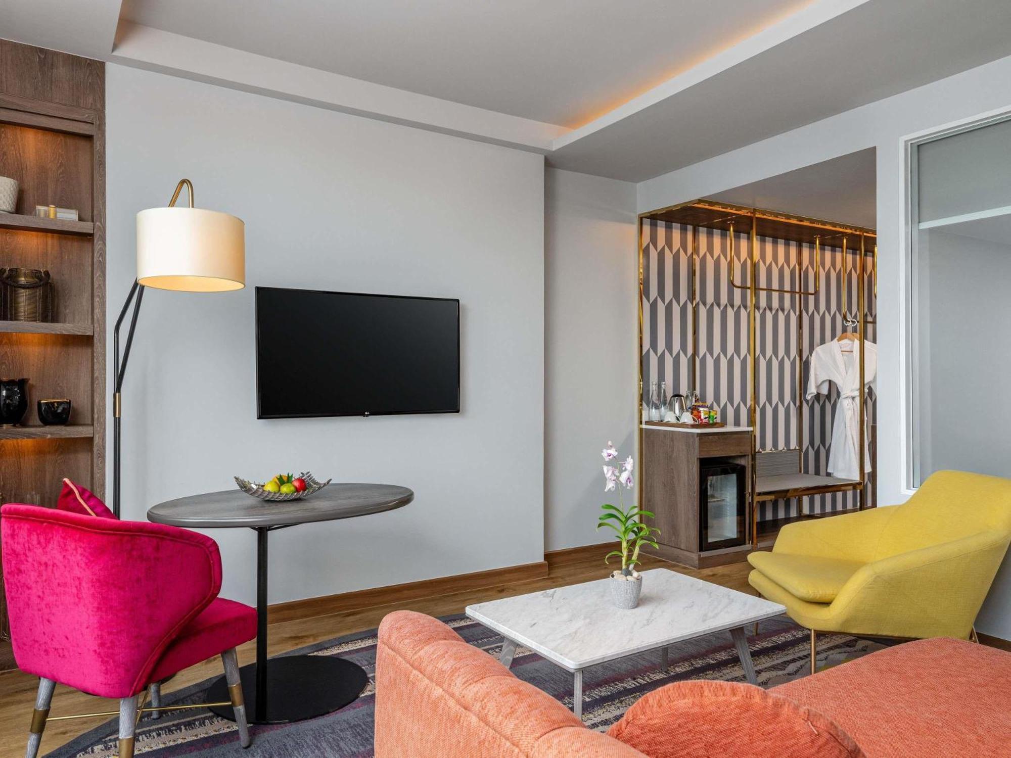 Deluxe King Suite City View