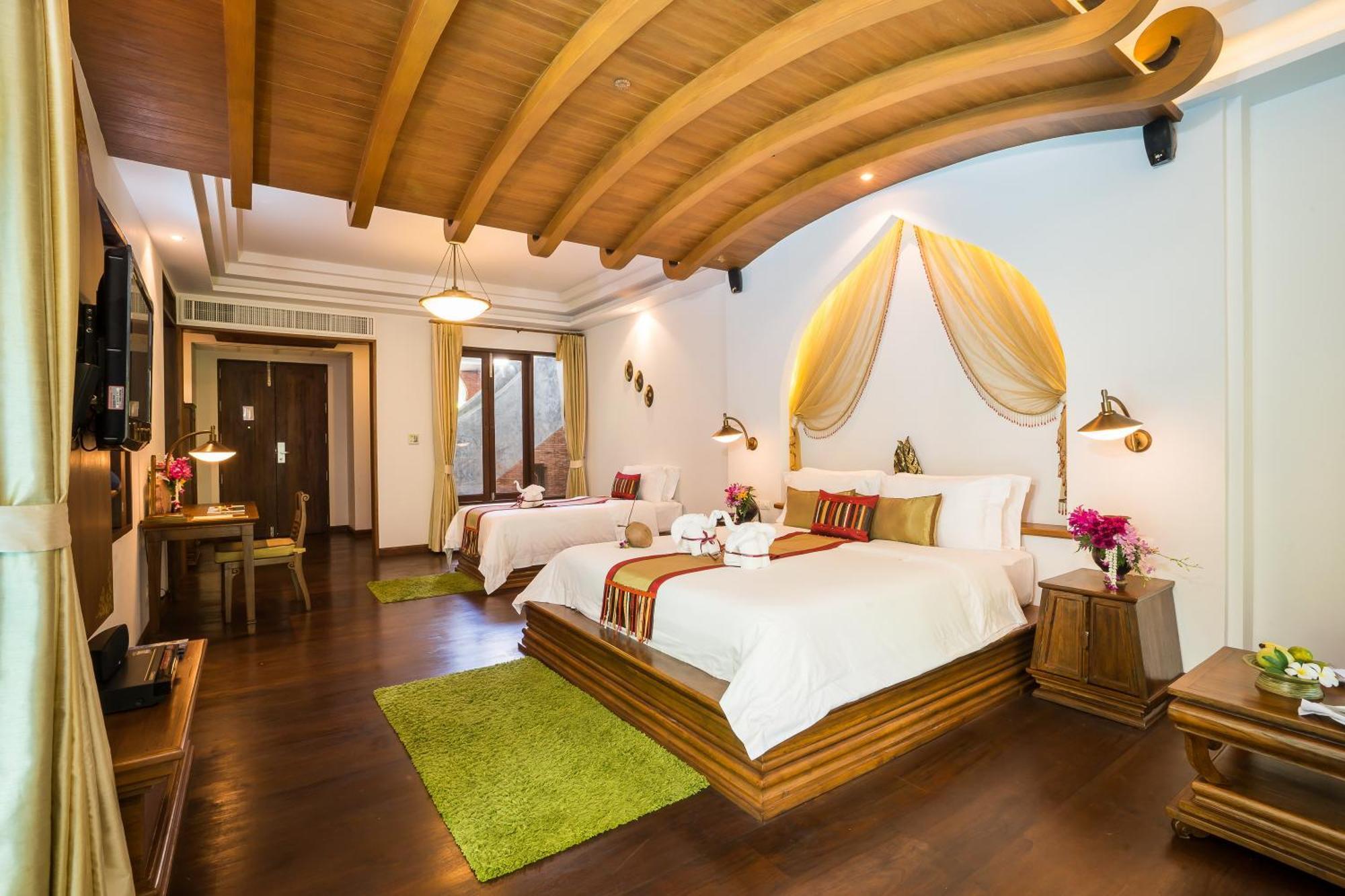 One-Bedroom Family Pool Suite