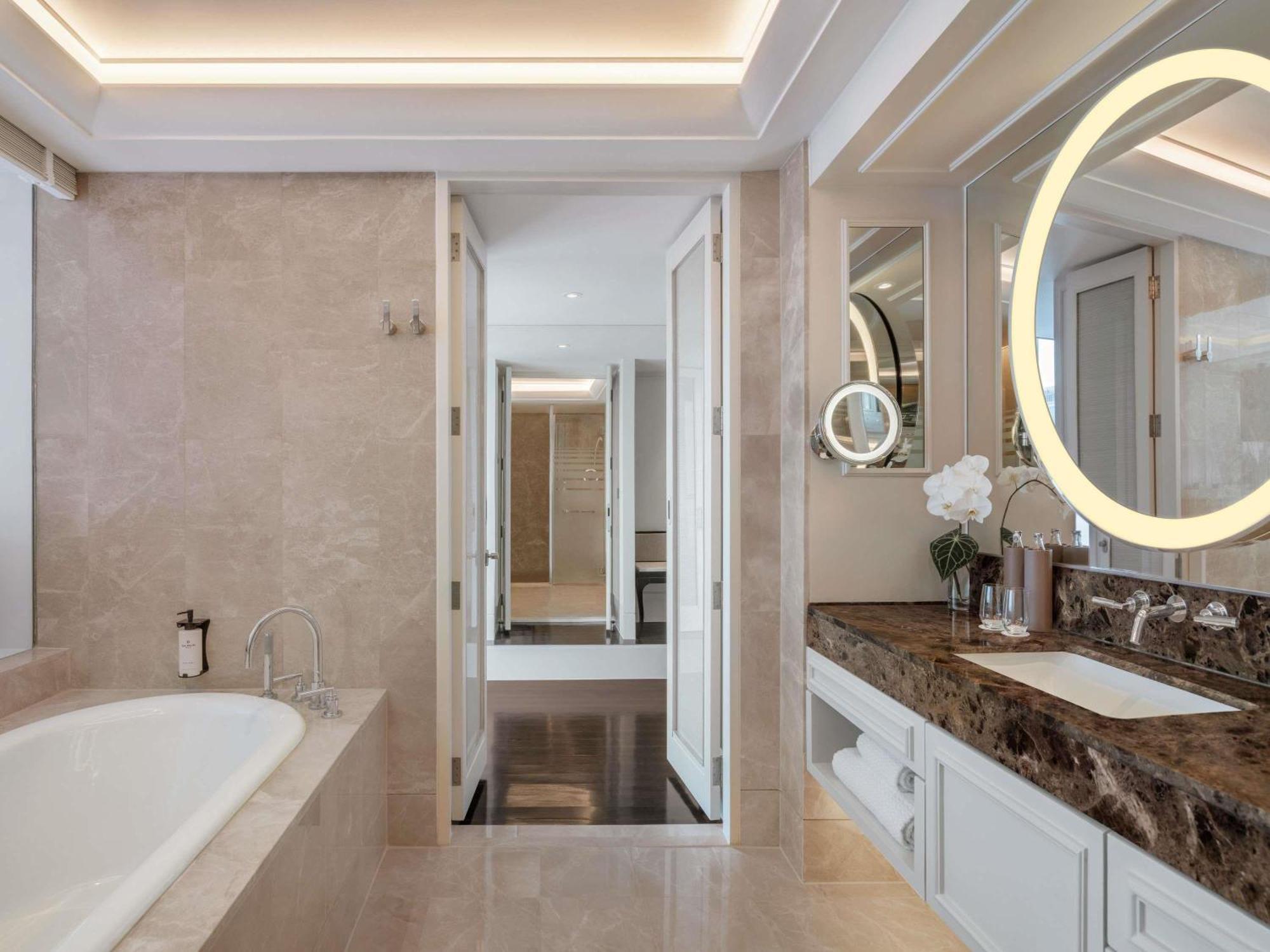 Junior Suite King Bed Club Millésime Access