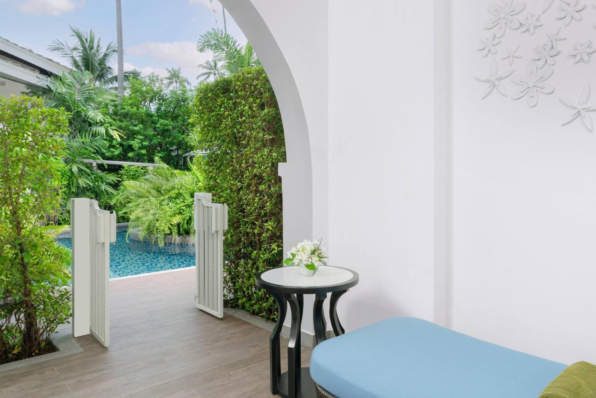 Premium Poolside Room