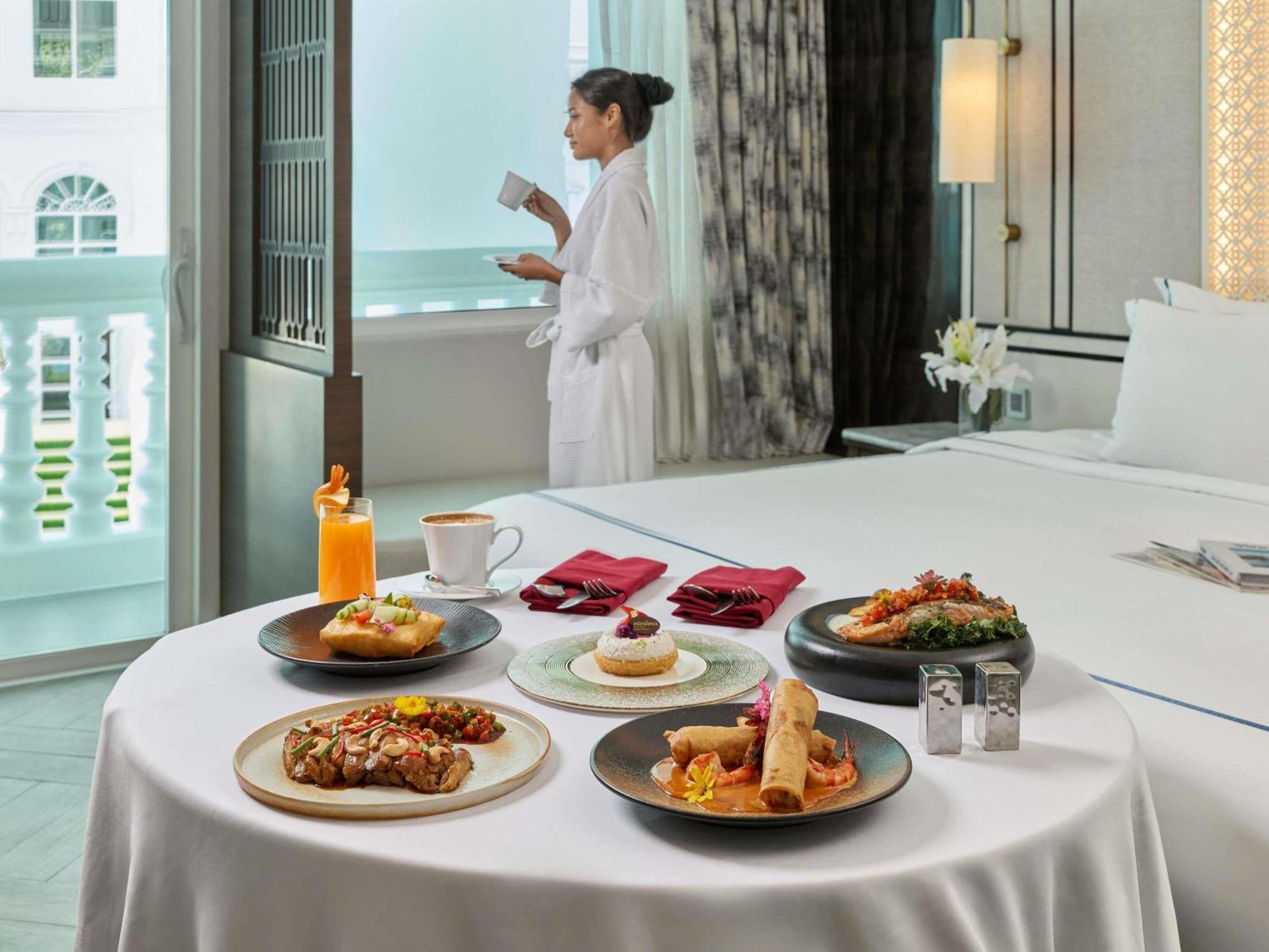Deluxe King Room Pool View