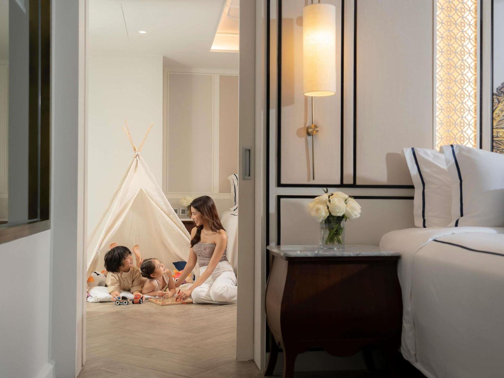 Family Suite One King Bed 2 Single Beds