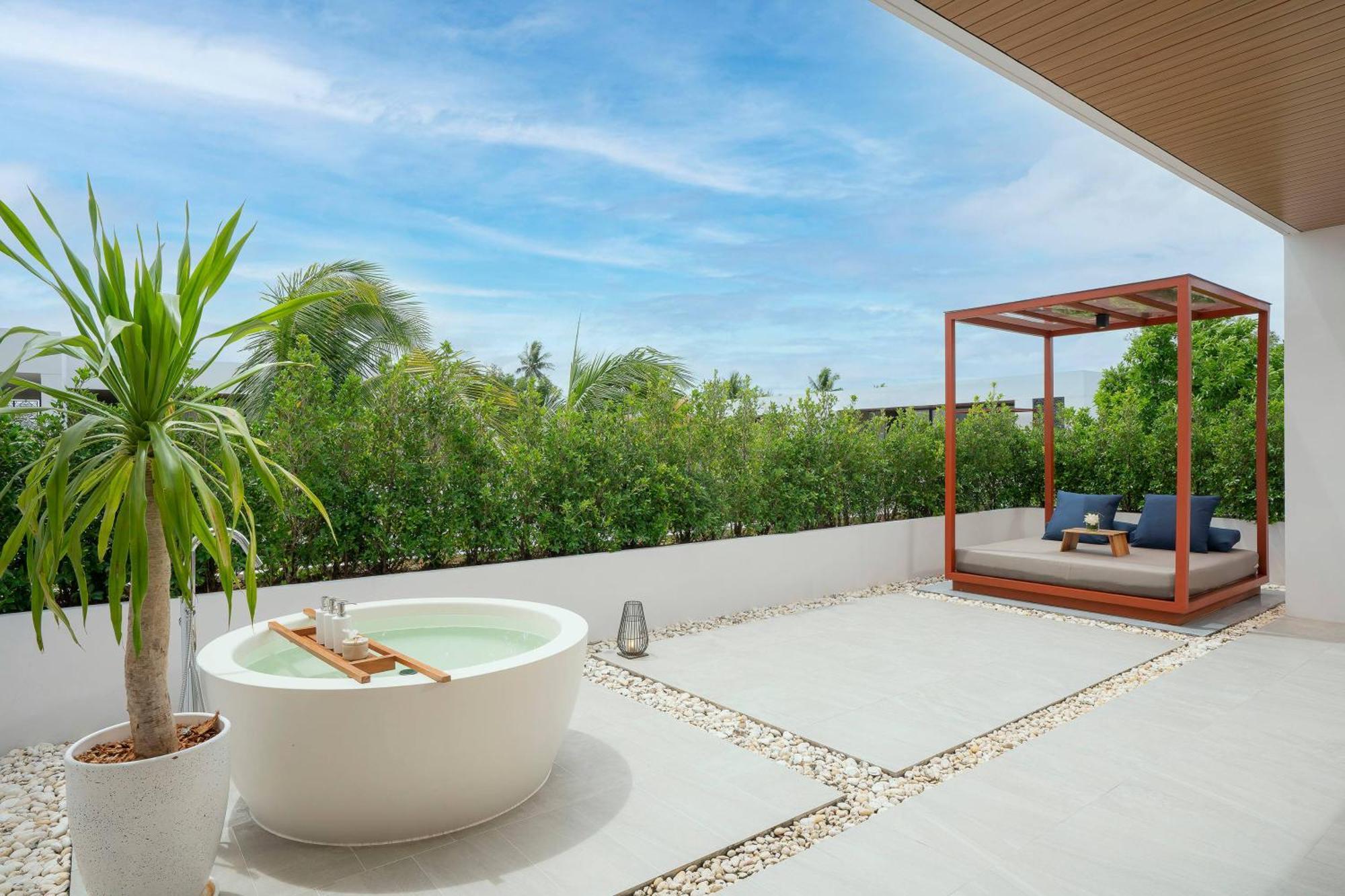 One-Bedroom Suite Outdoor Bathtub