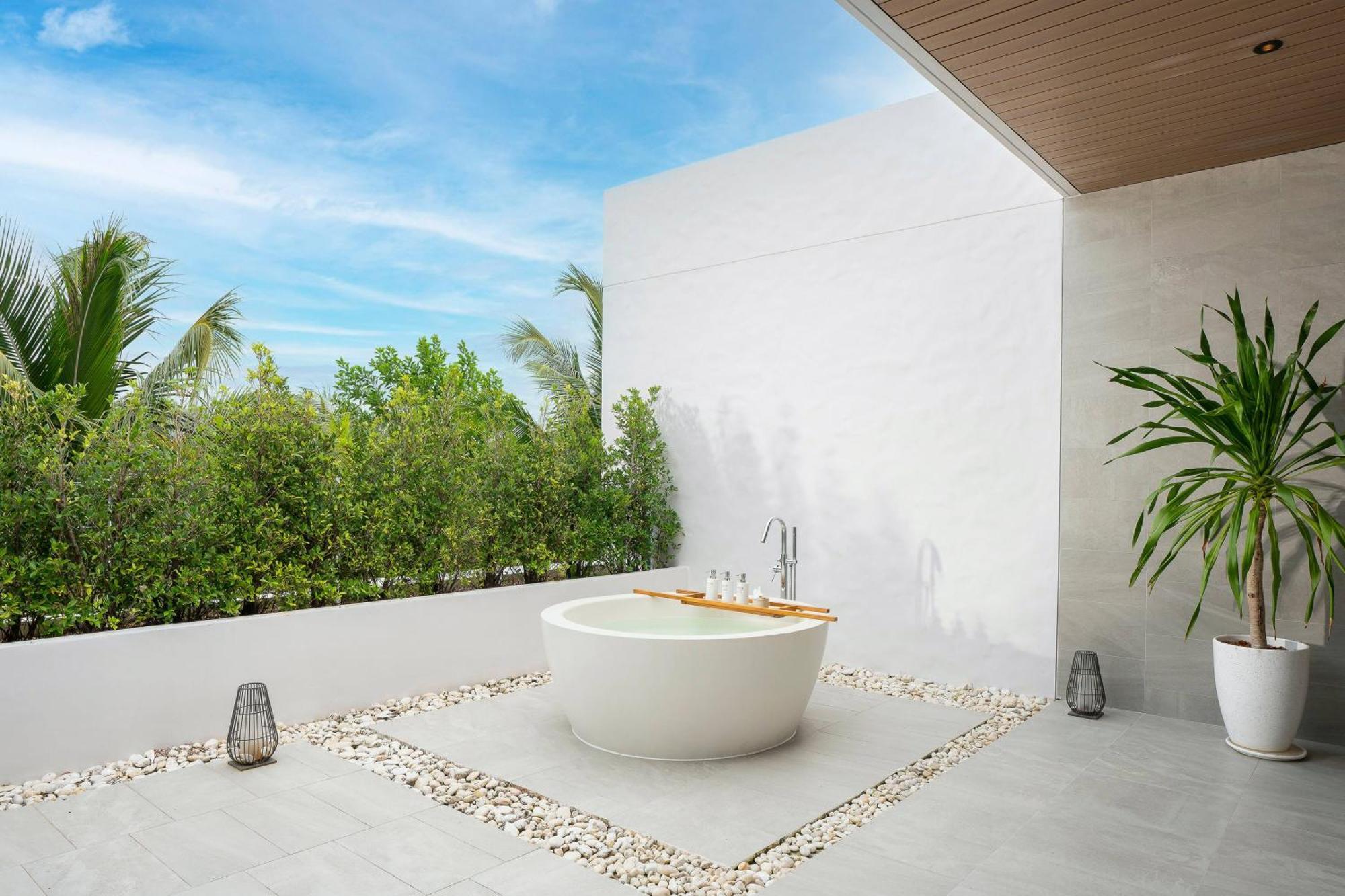 One-Bedroom Suite Outdoor Bathtub