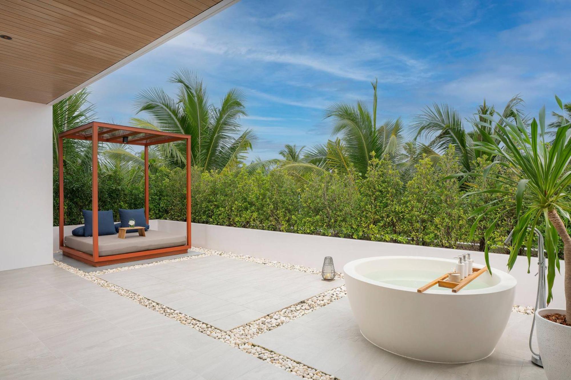 One-Bedroom Suite Outdoor Bathtub