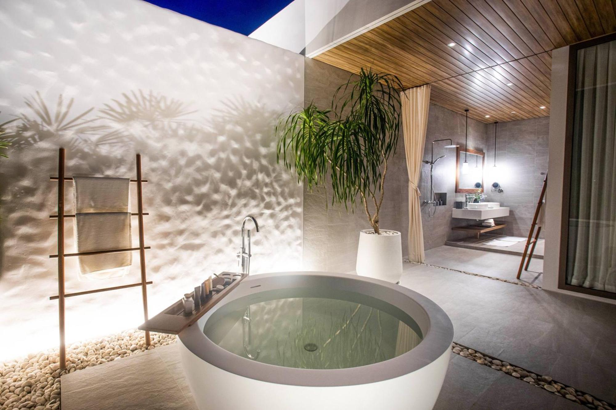 One-Bedroom Suite Outdoor Bathtub