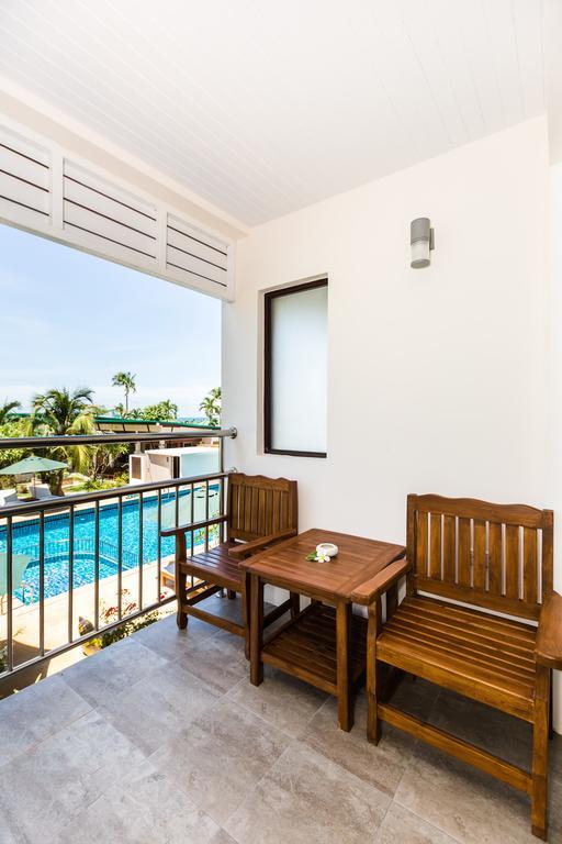 Superior - Pool View