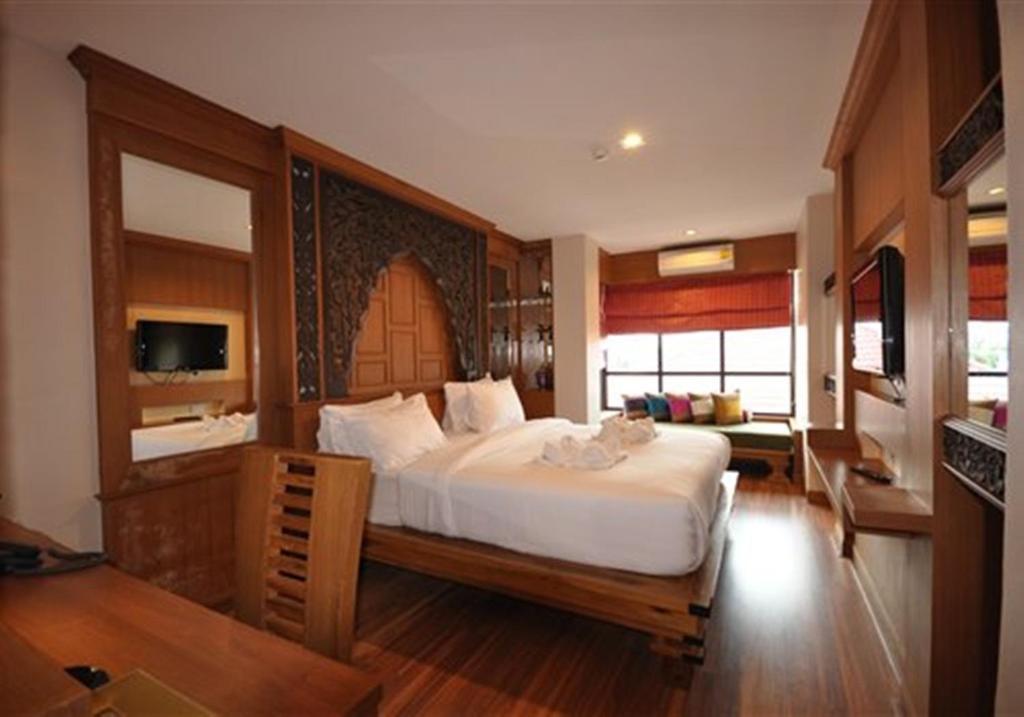 Low Floor Deluxe Double Room