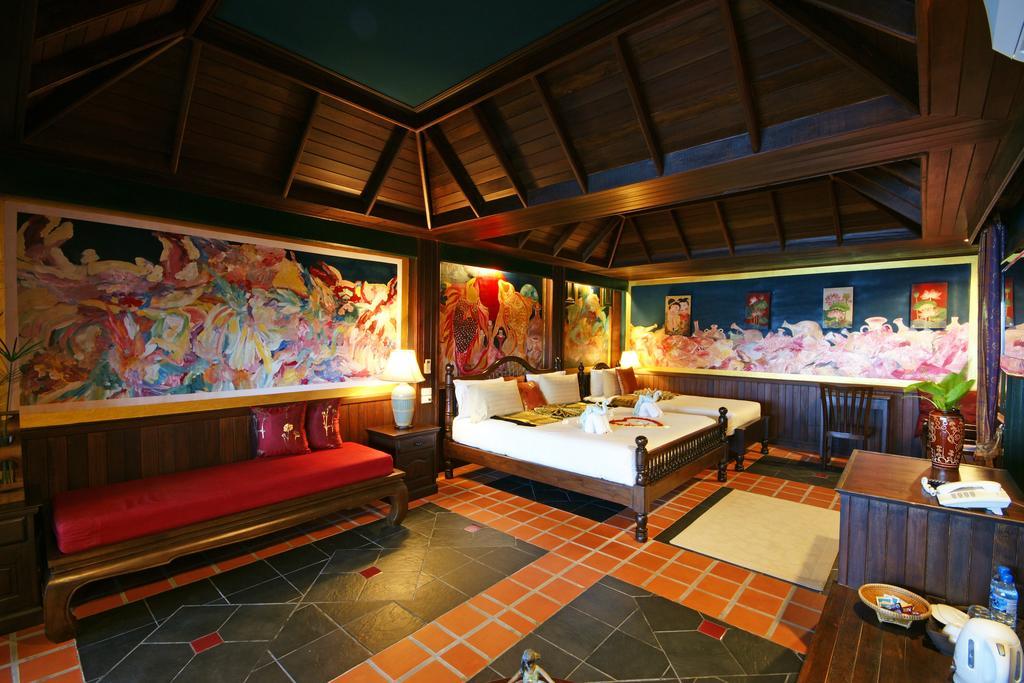Zimmer mit Kingsize-Bett und Whirlpool