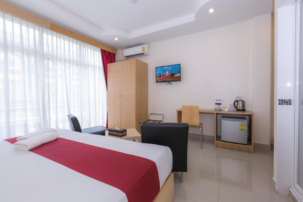 Deluxe Doppel- oder Zweibettzimmer mit Poolblick und Balkon