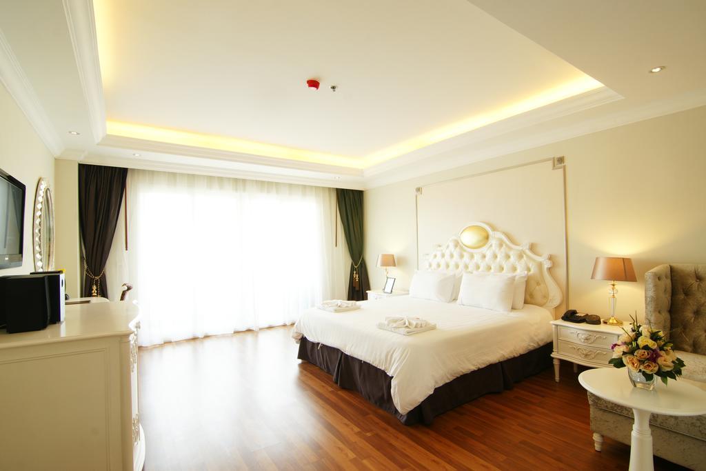 Deluxe King Room