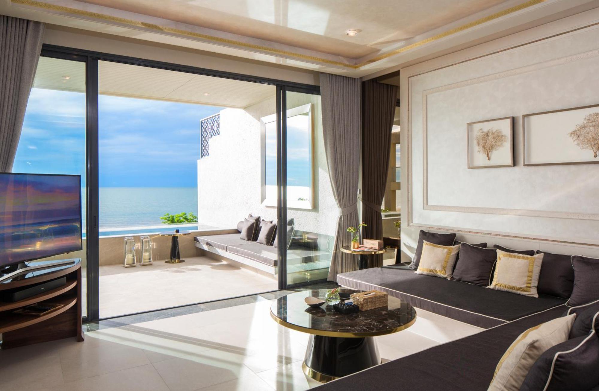 Beachfront Club Penthouse,711050473:JPEG