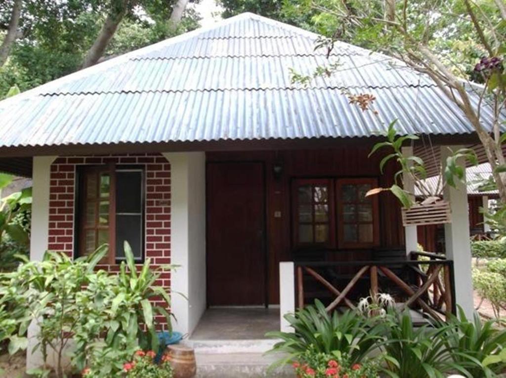 Standard Bungalow with Fan,703643677:JPEG