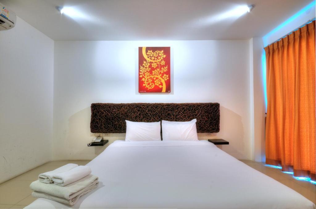 Deluxe Double or Twin Room Pool View