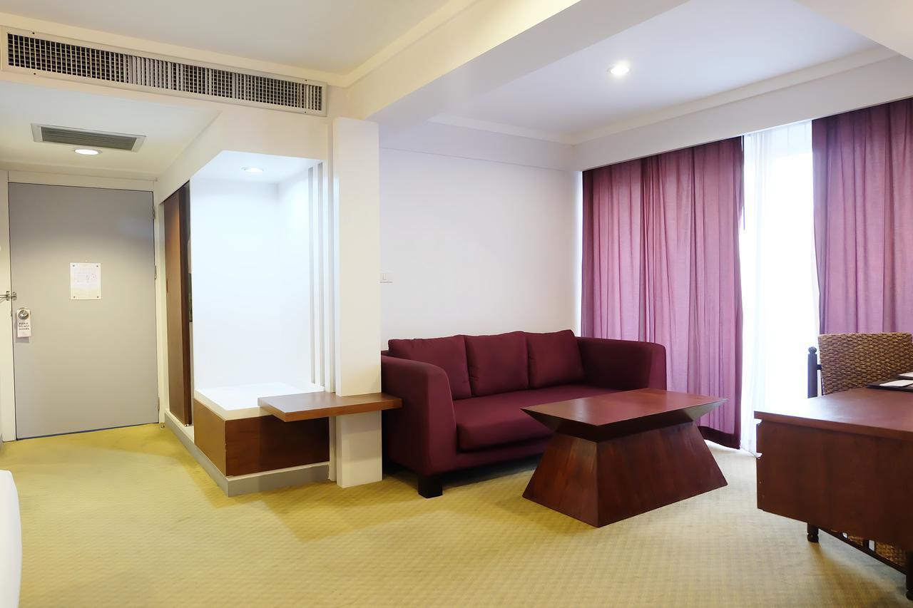 Deluxe Corner Room