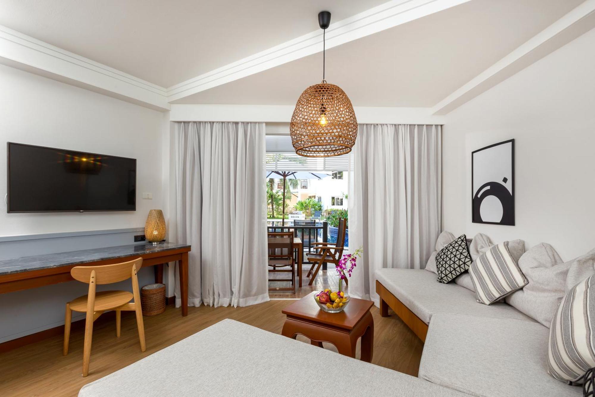 Royal Studio Pool Access,790191825:JPEG