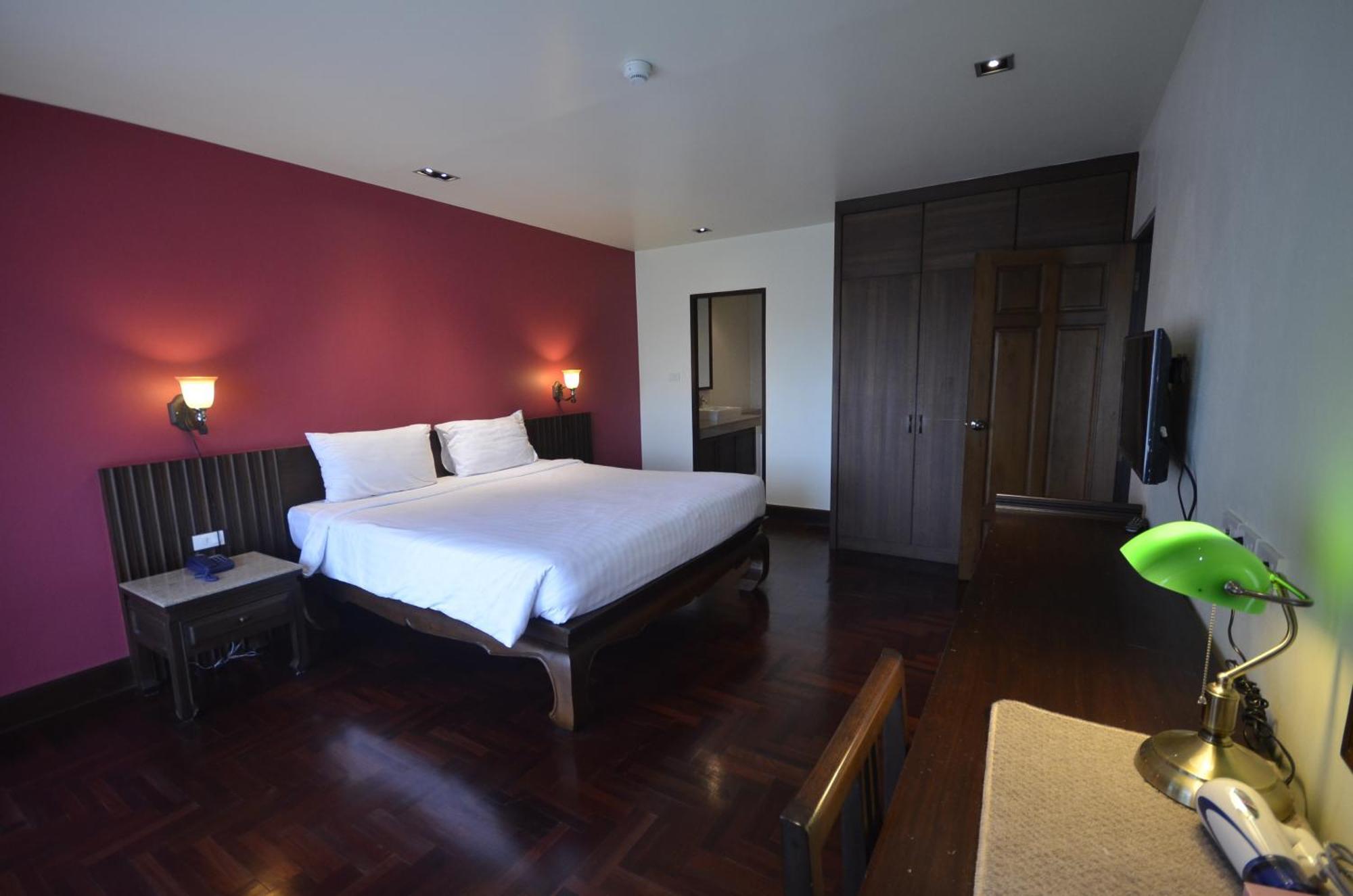 Deluxe One-Bedroom Apartment
