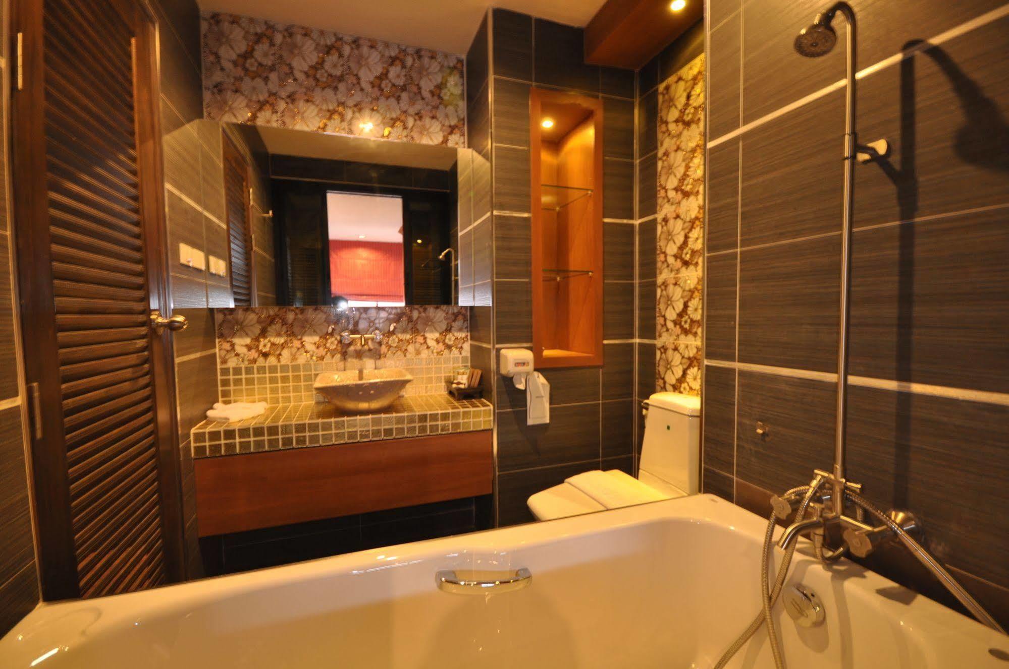 Low Floor Deluxe Double Room