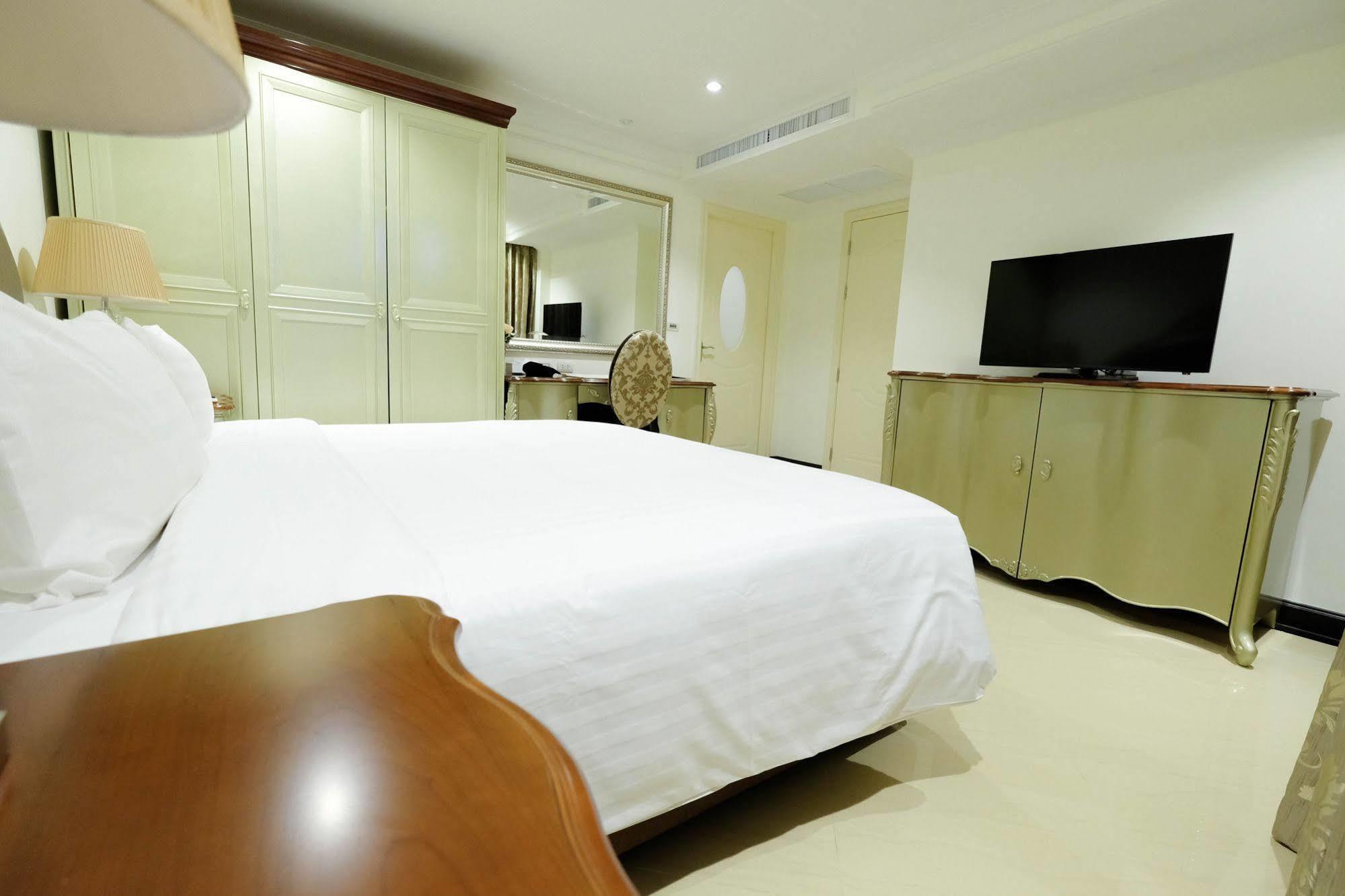 One-Bedroom Suite City View