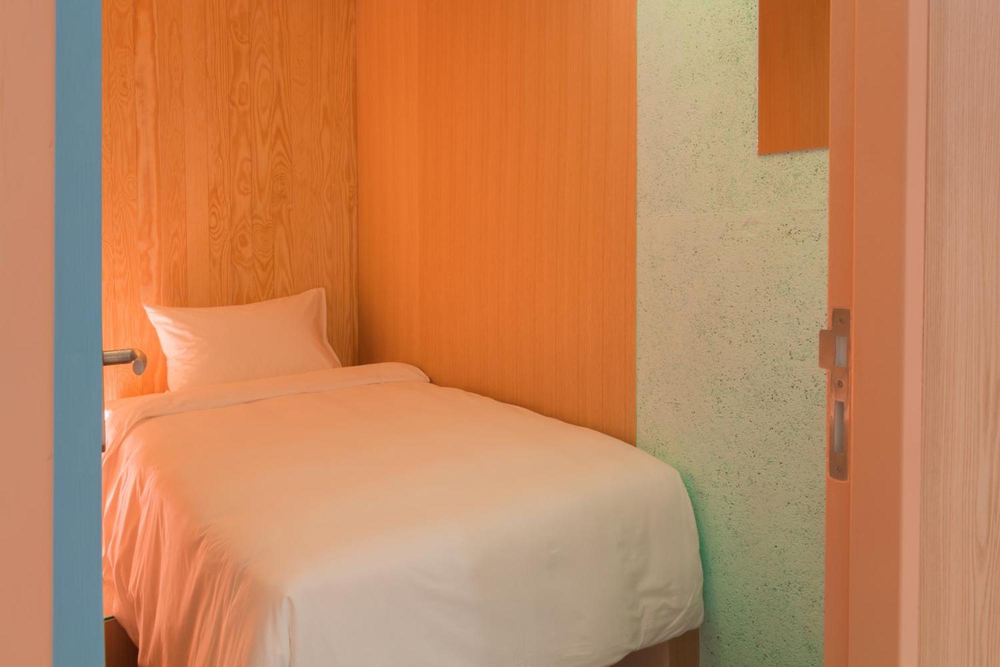 Single Room only 4 hrs Time of 01 am 0400 am