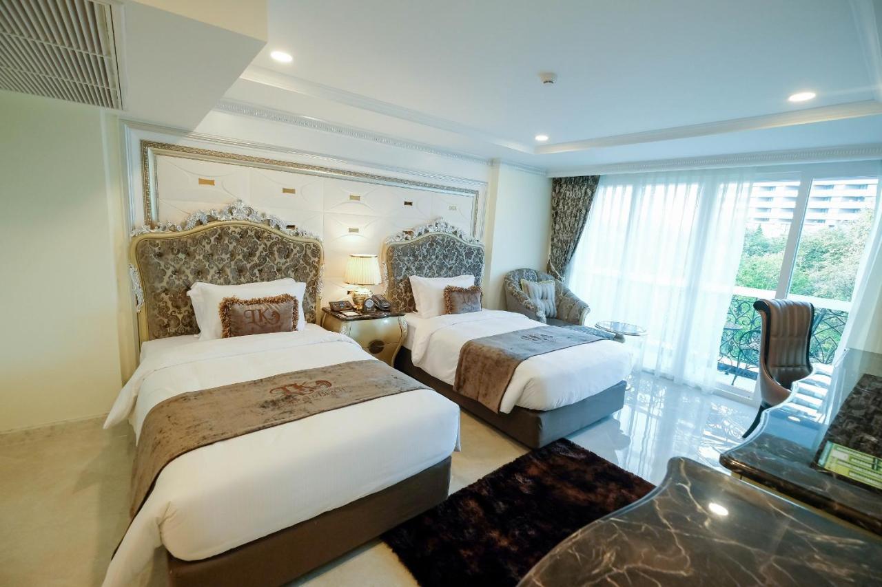 Deluxe Twin Beds City View