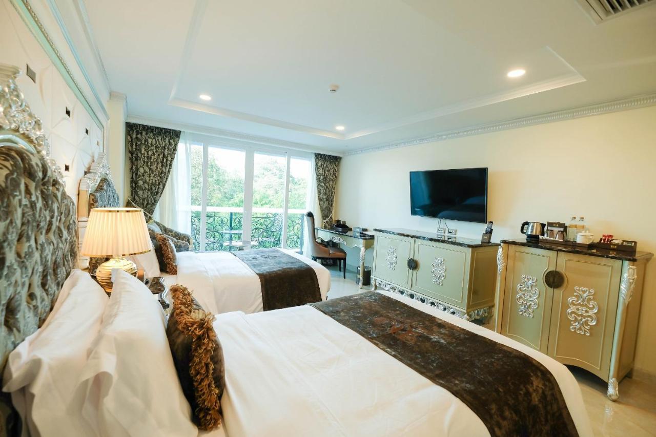 Deluxe Twin Beds City View