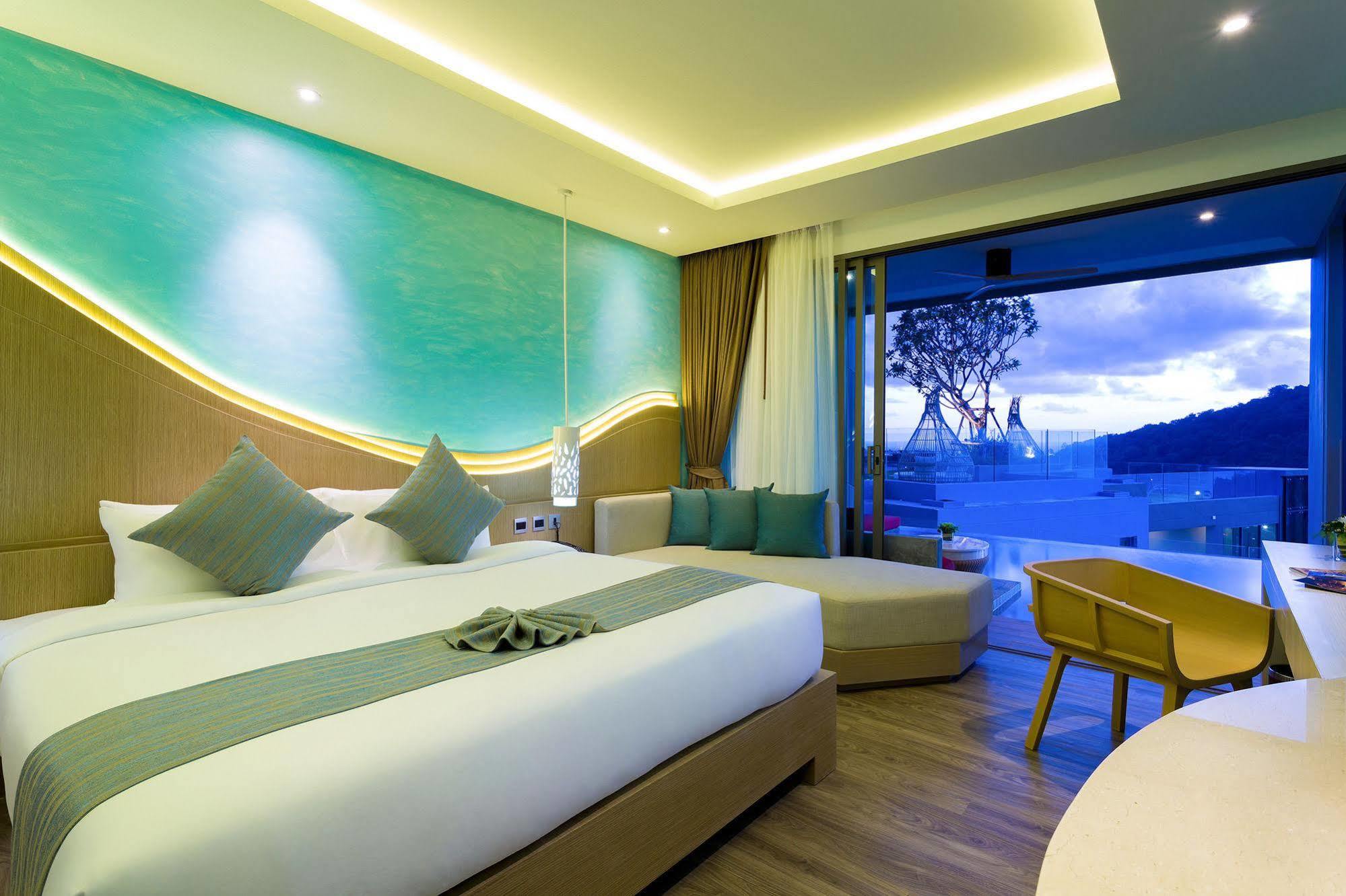 Deluxe Pool Access Sea view
