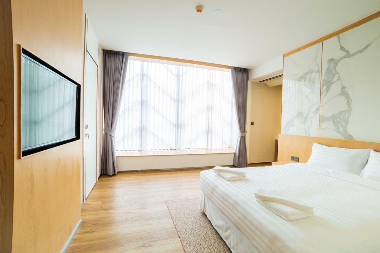 Deluxe Double Room with City View,781385463:JPEG