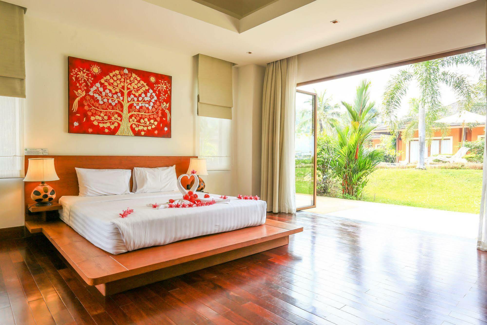 Deluxe Sunrise Suite