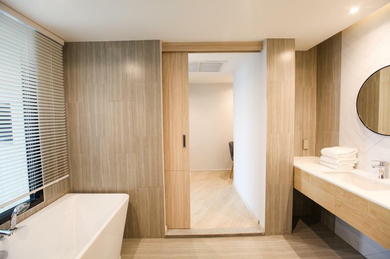 One-Bedroom Suite Sea View