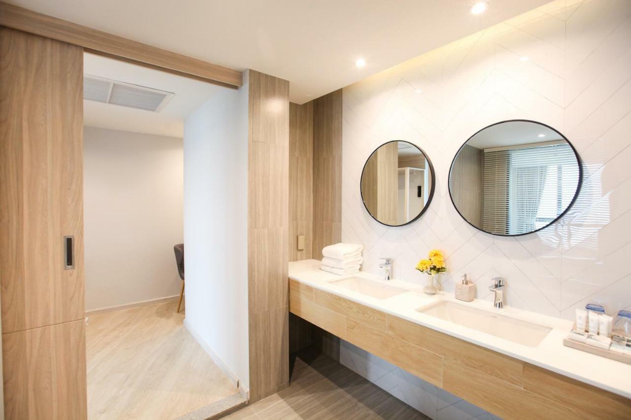 One-Bedroom Suite Sea View