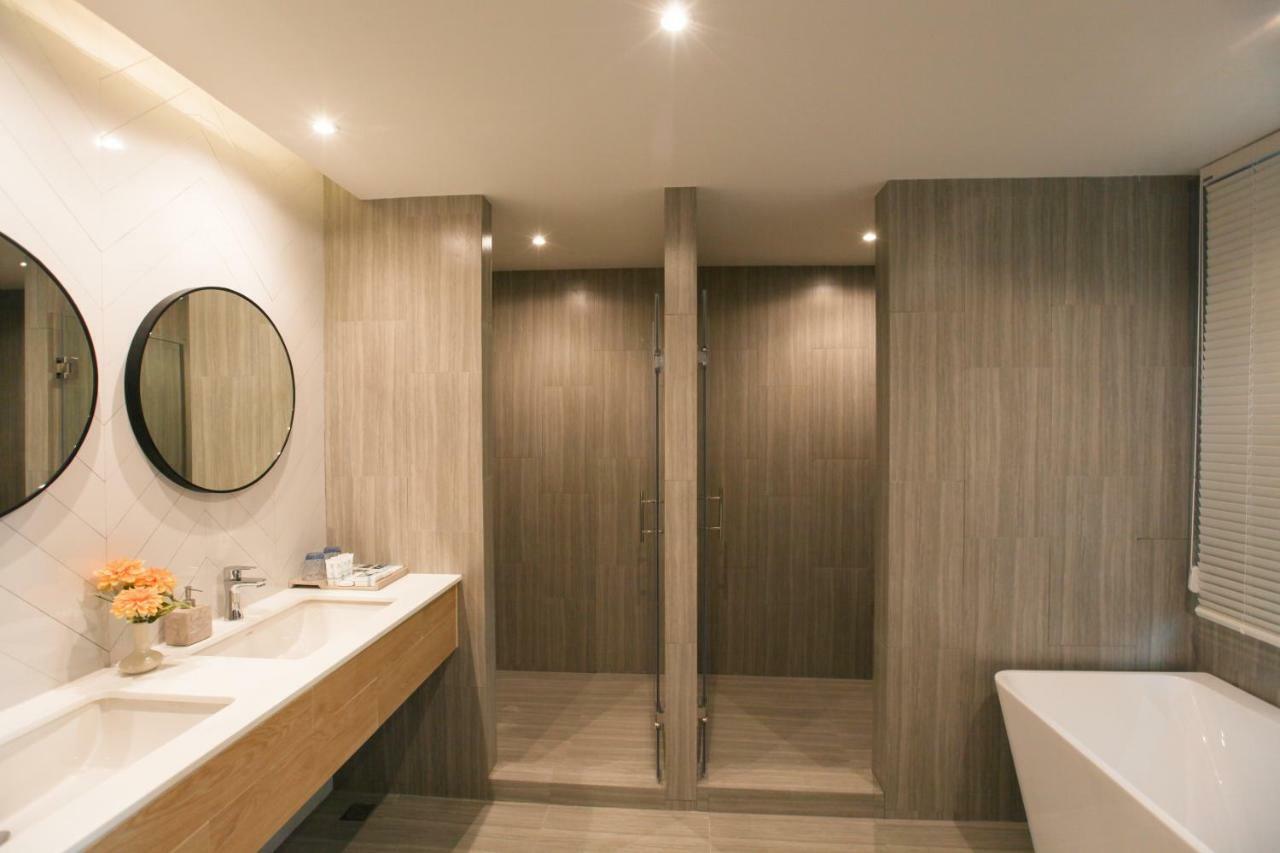 One-Bedroom Suite Sea View
