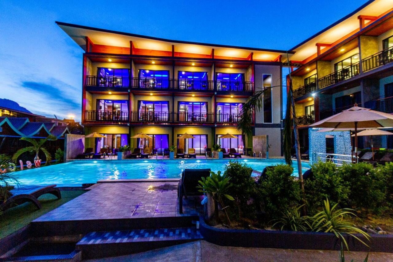 Deluxe Double Room Pool Access,818308091:JPEG