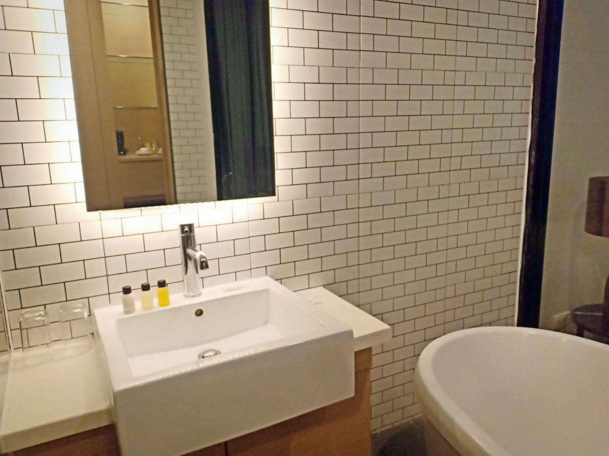 Deluxe Doppel-/Zweibettzimmer mit Poolblick