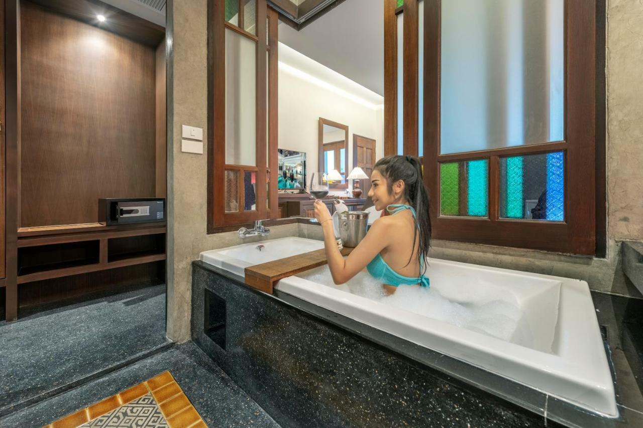 Delux King bed Pool View