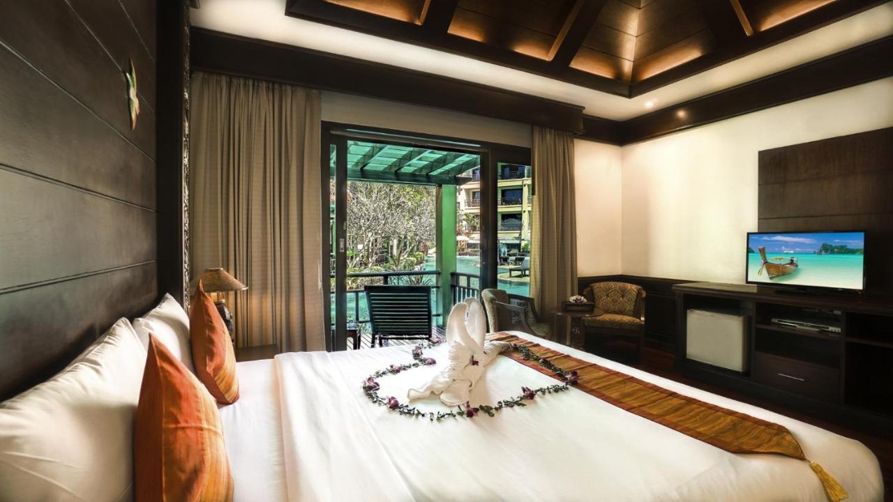 Villa Pool Access