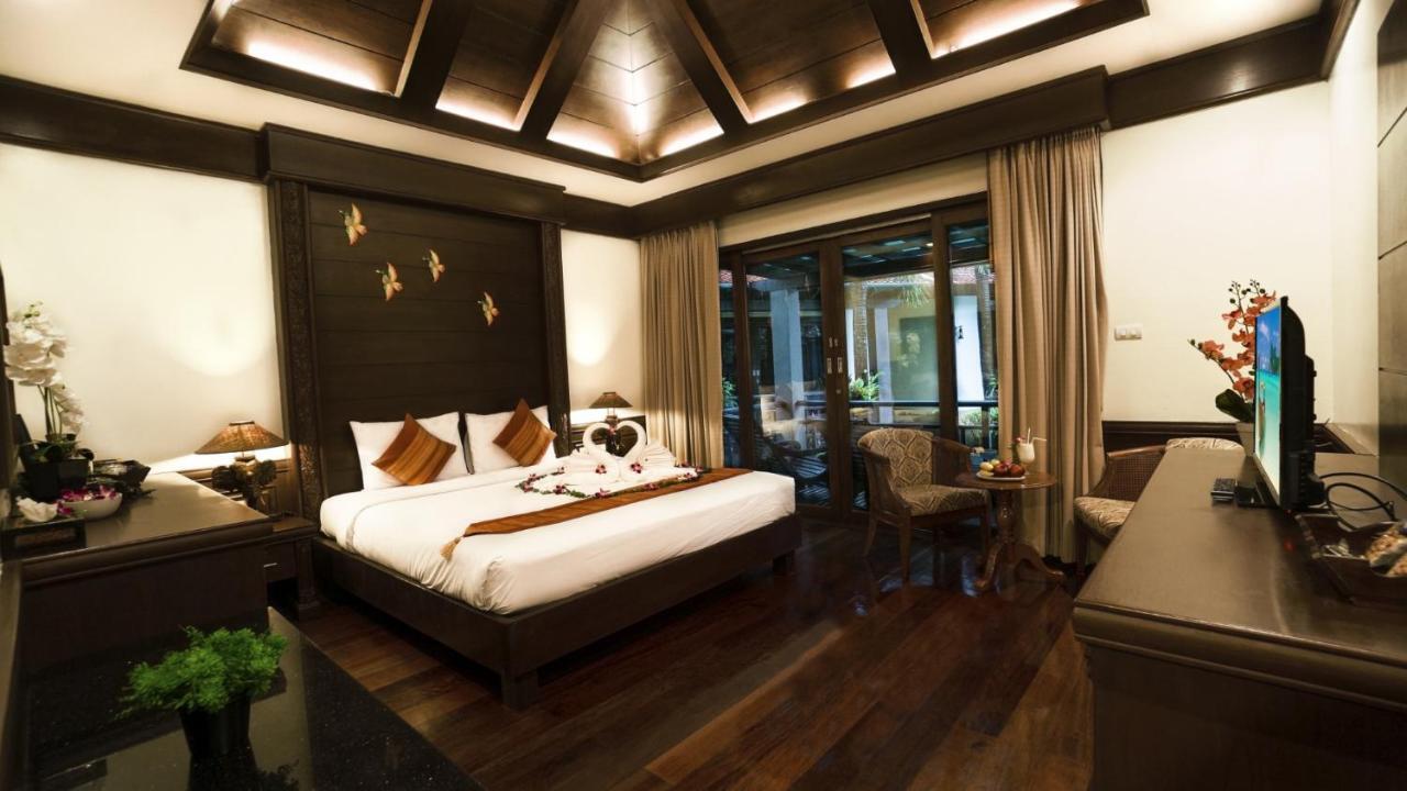 Villa Pool Access