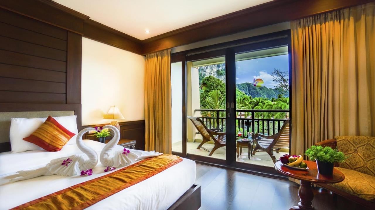 Grand Deluxe Double or Twin Room Pool View