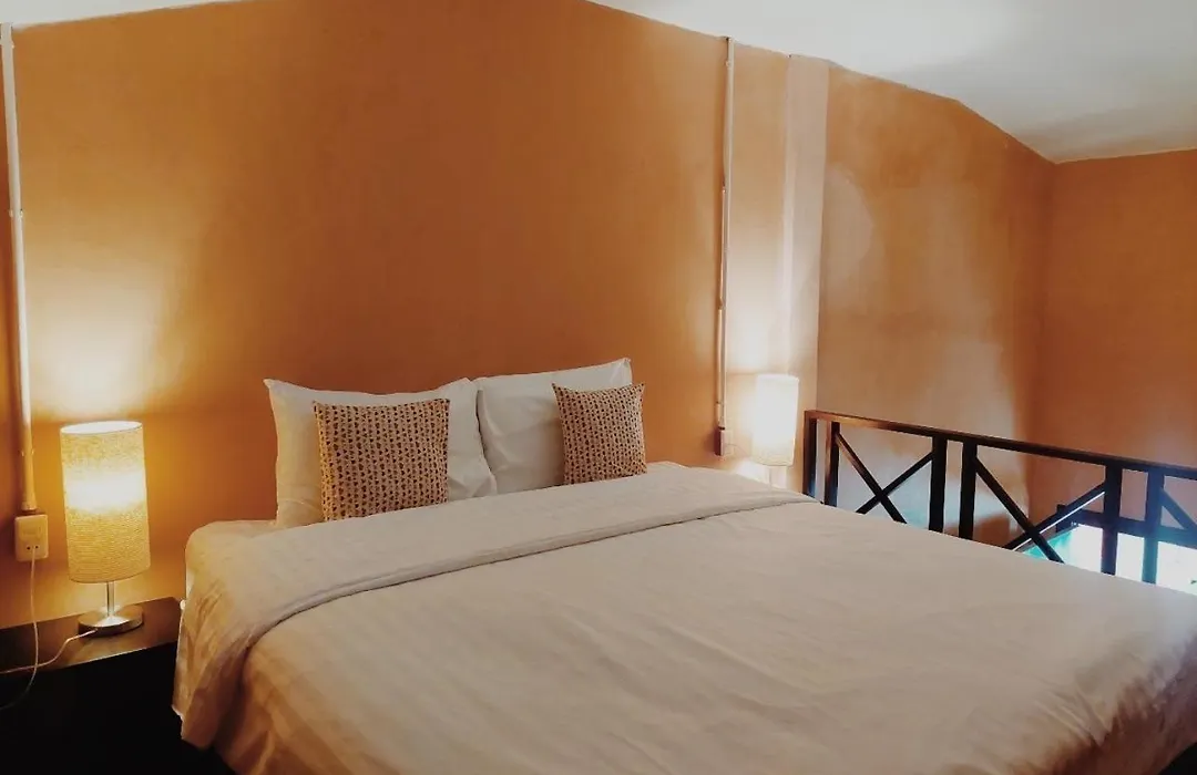 Retro Box Hotel Chumphon-1