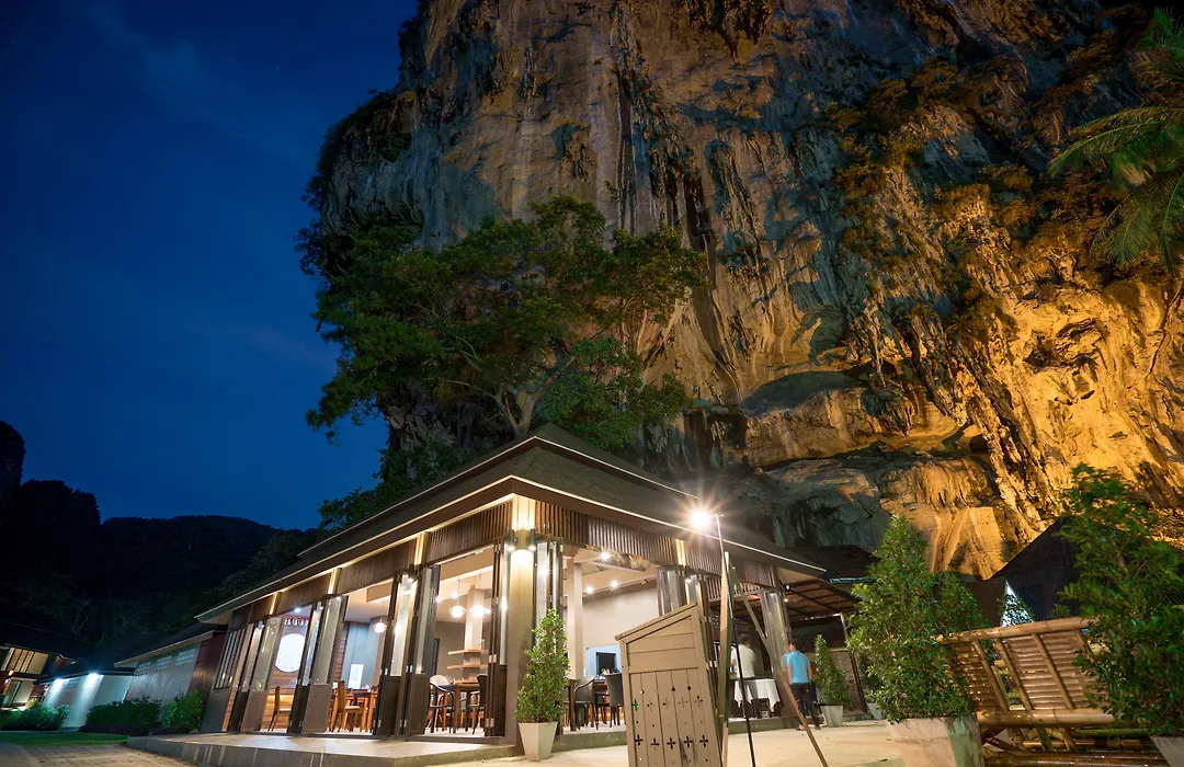 Tonsai Bay Resort-1