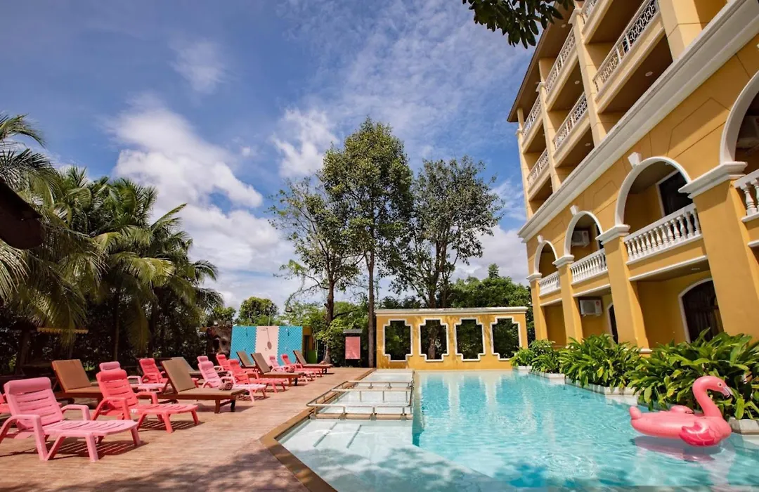 Royal Pineapple Hotel L A Welcome To Wealth And Good Fortune-1