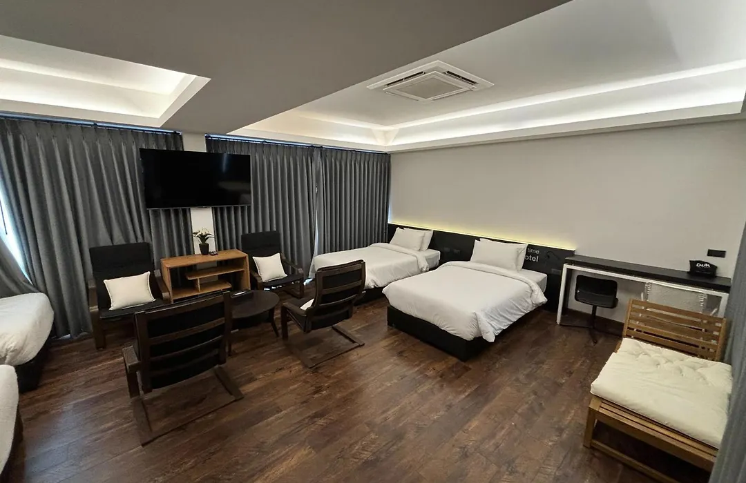 Dum Hotel - Si Phum-1