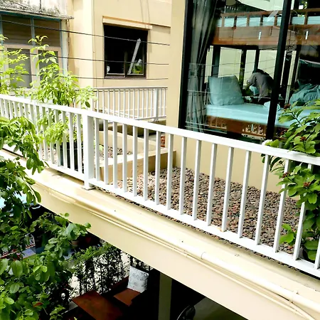 Feung Nakorn Balcony Rooms And Cafe-3