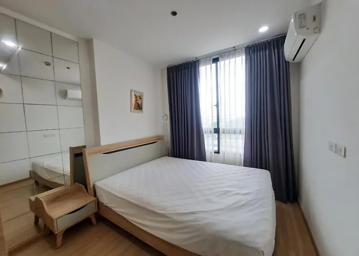 Condo In Bangkok With Swimming Pool Near Malls And Train