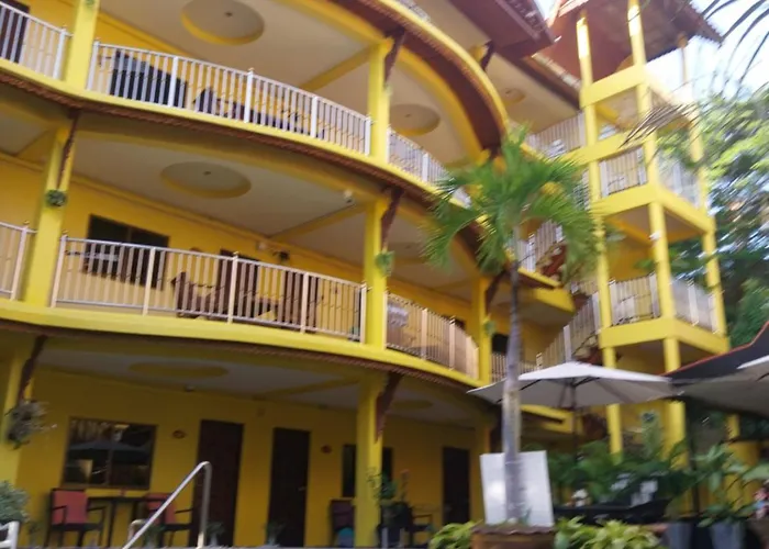 Phratamnak Inn & Guesthouse - 100 Mtr From The Beach